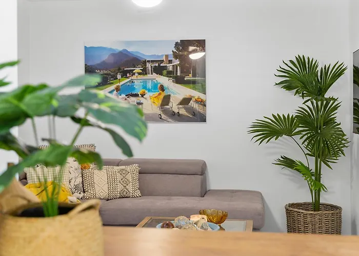 3 Bedroom Penthouse - Short Walk To Sandstone Point