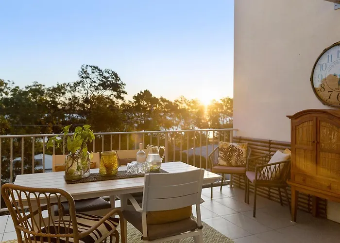 3 Bedroom Penthouse - Short Walk To Sandstone Point