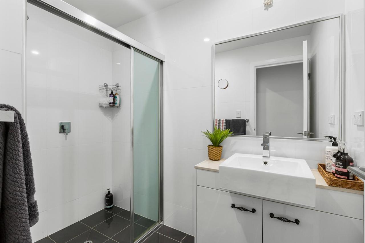 3 Bedroom Penthouse - Short Walk To Sandstone Point Apartment *